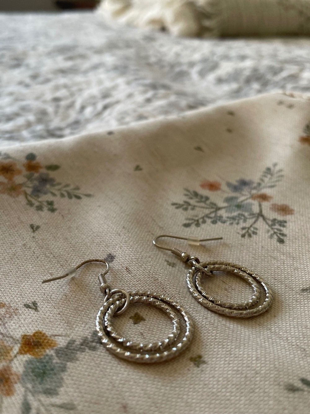 NWOT Reitmans Textured Silver Drop Earrings Interlocking Circular Hoops